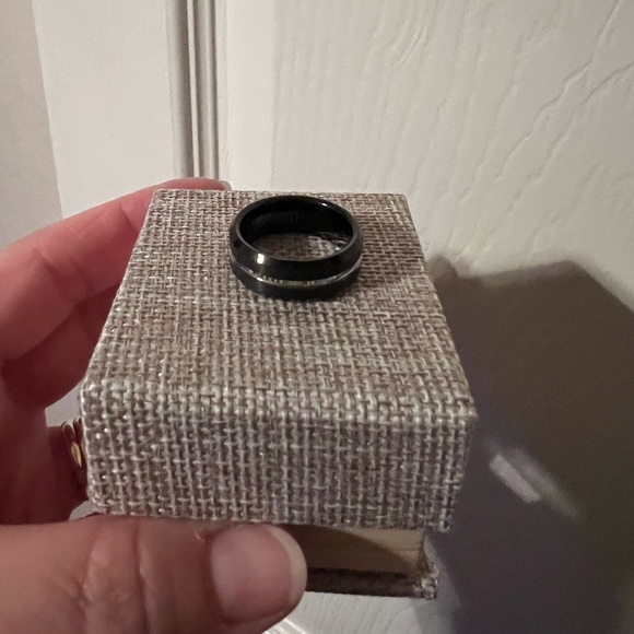 NIB Men’s Wedding Band - Picture 4 of 4